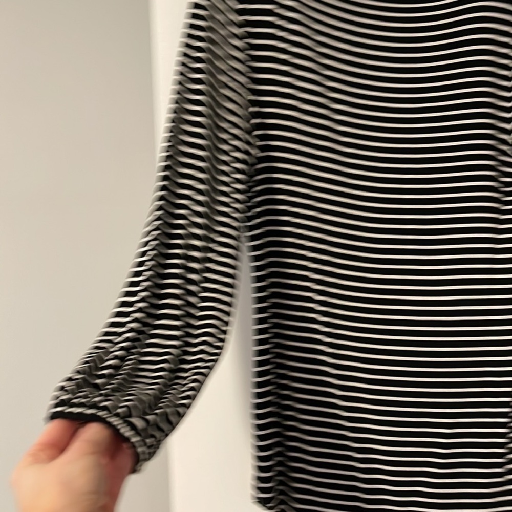 EUC Ann Taylor Mock Neck Balloon sleeve Top - Picture 2 of 9